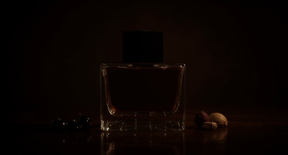 Gizemli ve Çekici Bir İmza: Seduction in Black EDT ✨